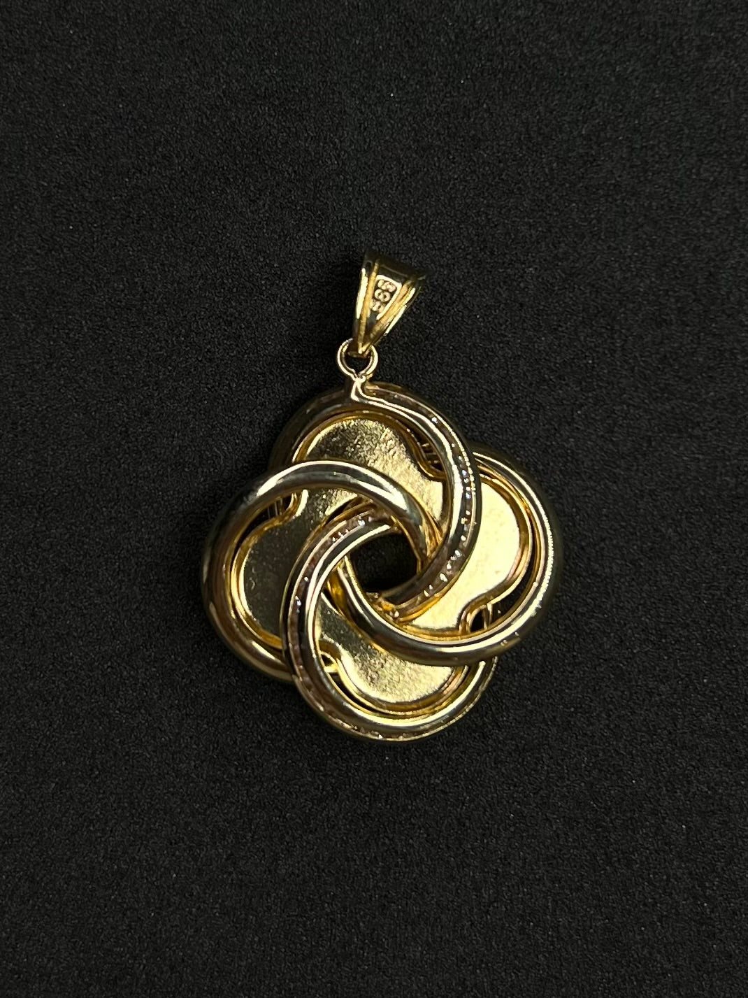 14k Flower Pendant 2.8g