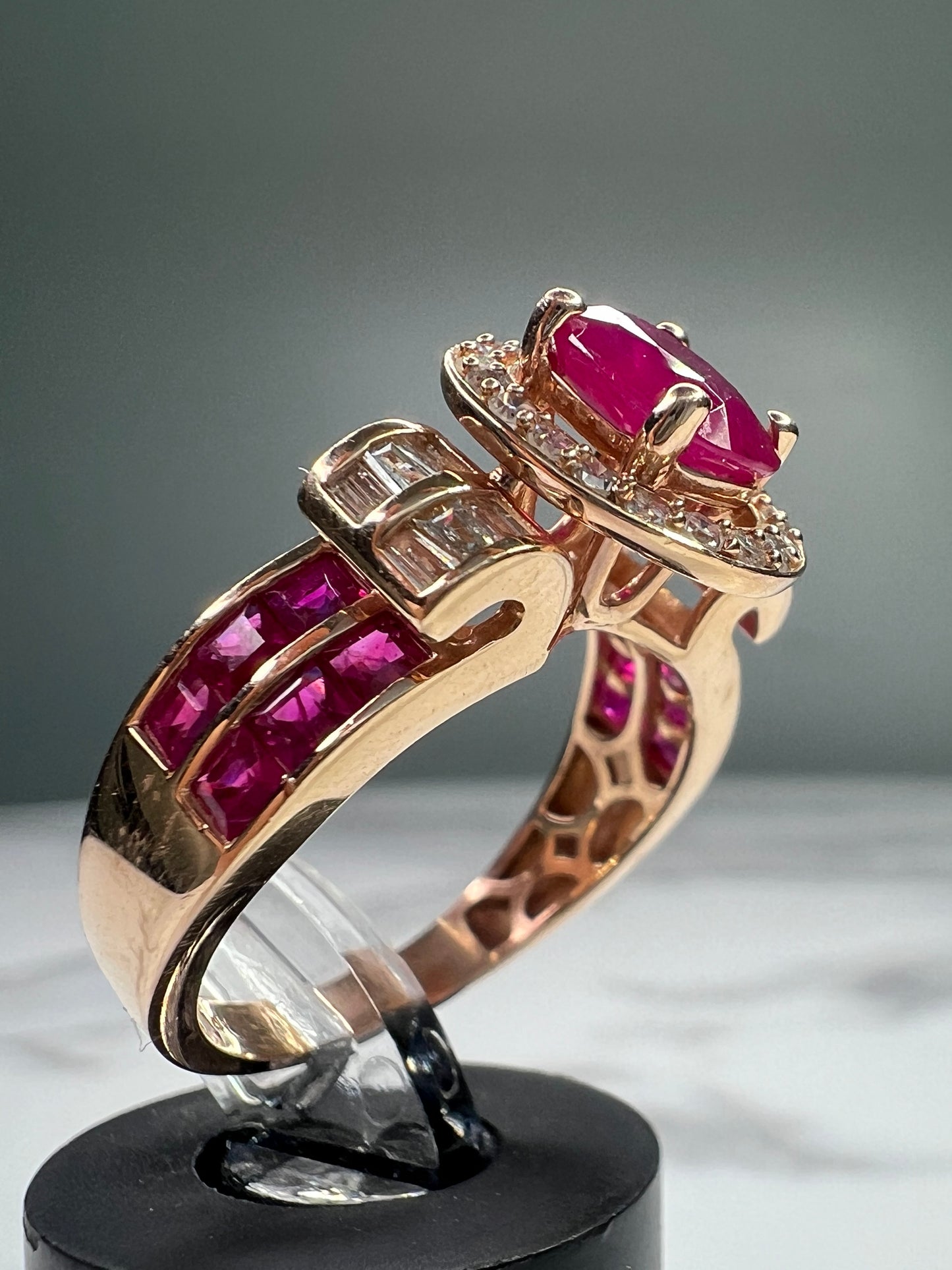 Anillo de Mujer de Rubi y Diamantes 14K