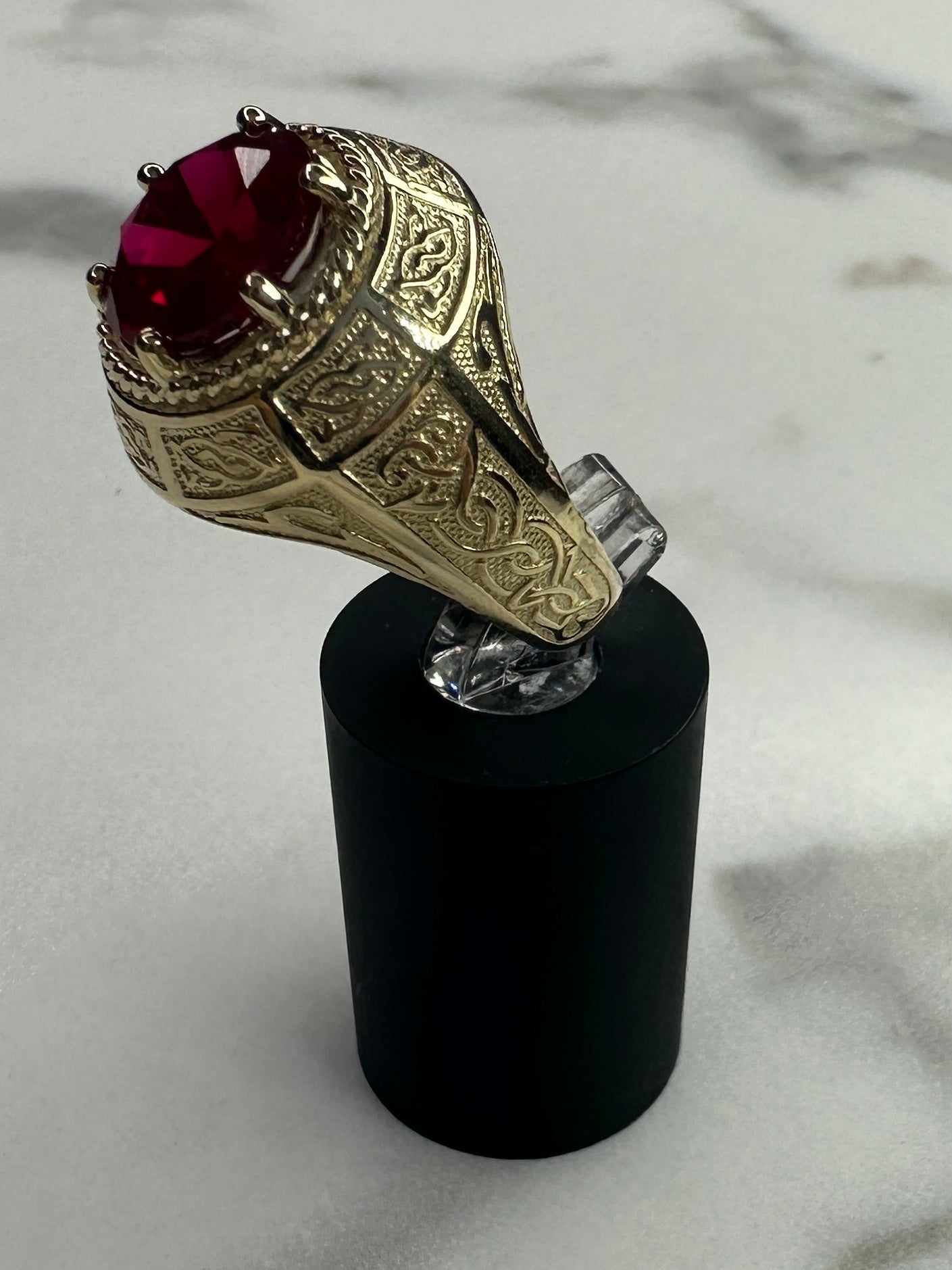 Anillo Con Piedra Roja de Oro 10K 8.6 g