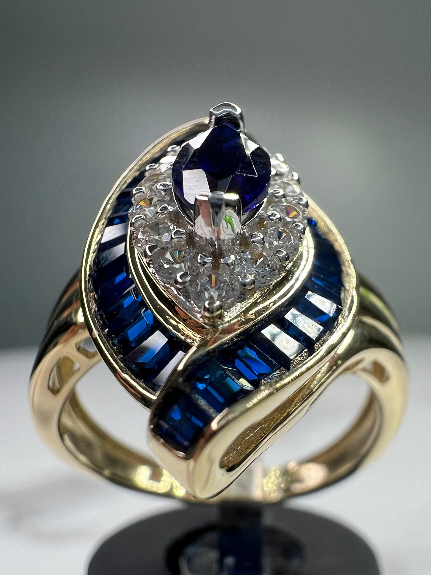 Anillo de Mujer con Piedras Azules 14K 5.3 g