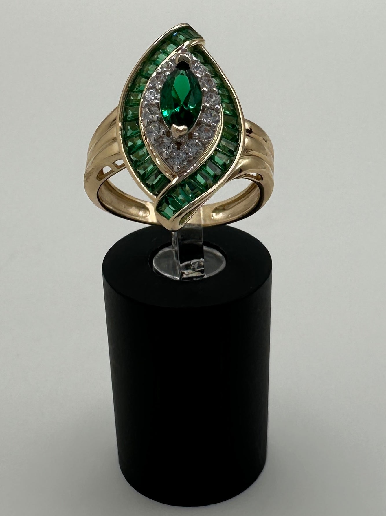 Anillo De Mujer con Piedra Verde 14K 5.2 g