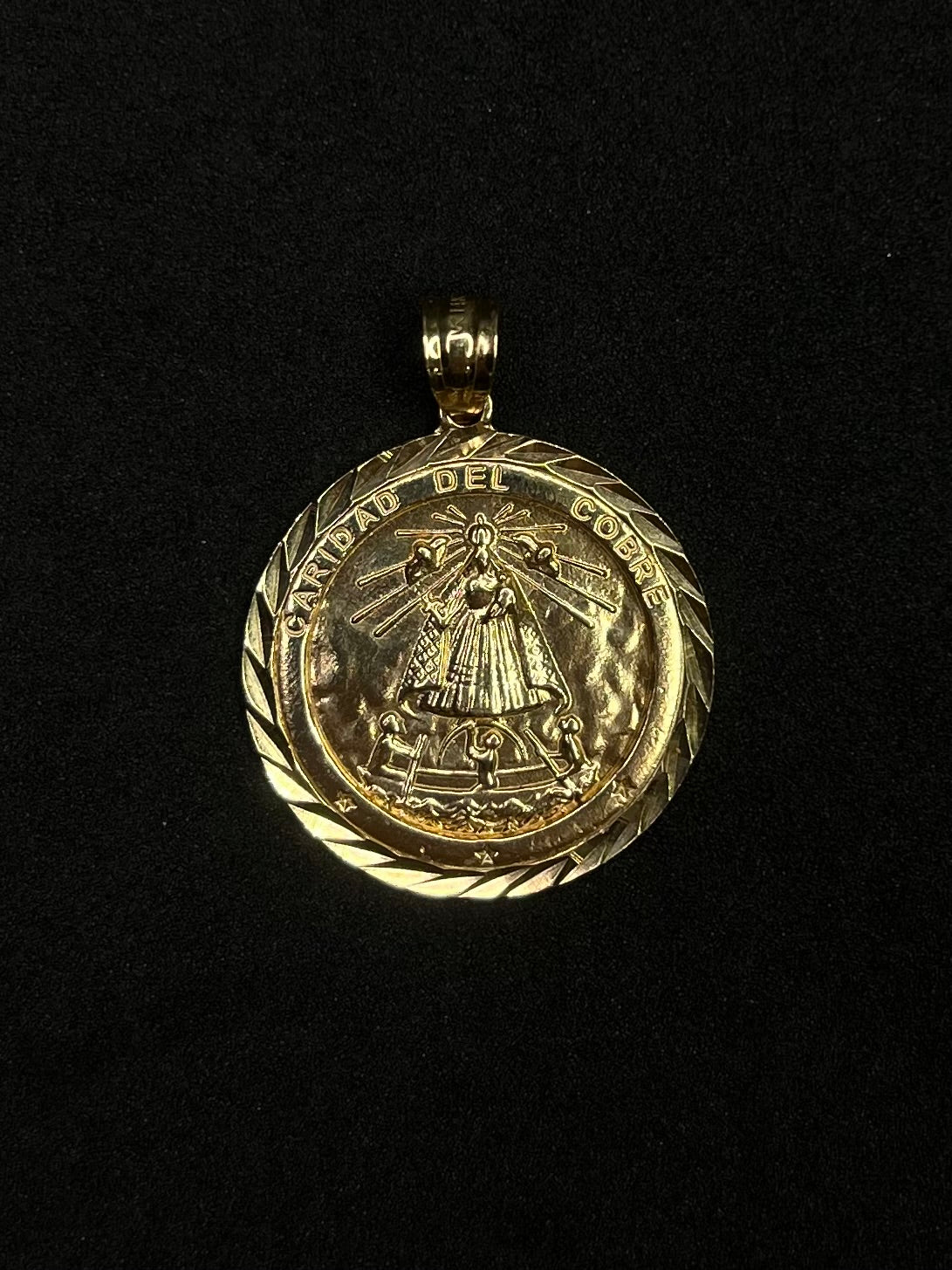 Dije de La Caridad del Cobre 14K 3.9 g